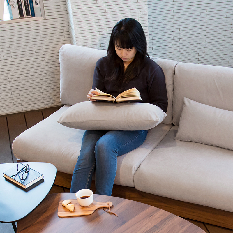1.5人掛けのシンプルデザインな肘掛けなしローソファー「Lire」の奥行