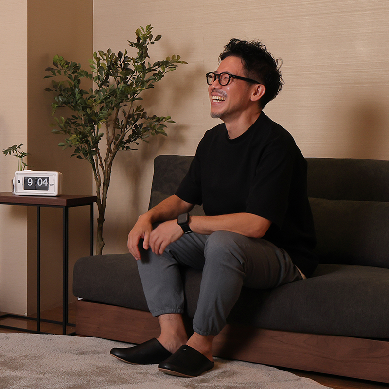 2人掛けのシンプルデザインな肘掛けなしローソファー「Lire」の高さ