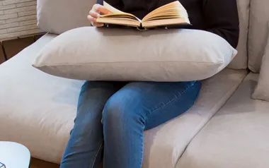 肘掛けなしのシンプルデザインなシェーズロング「Lire」の座面クッションの様子