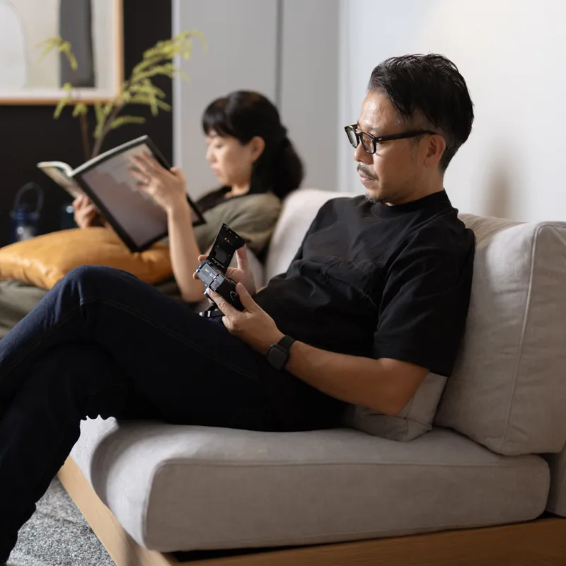 オークフレームで肘掛けなしタイプの2人掛けローソファー「Lire(リール)」の座り心地