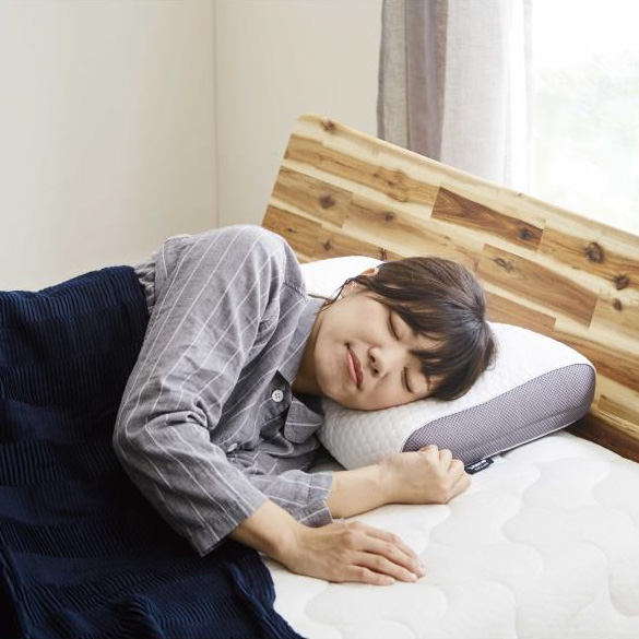首をしっかり支えて自分好みに調整できる枕「NECK PILLOW（ネックピロー）」の寝心地