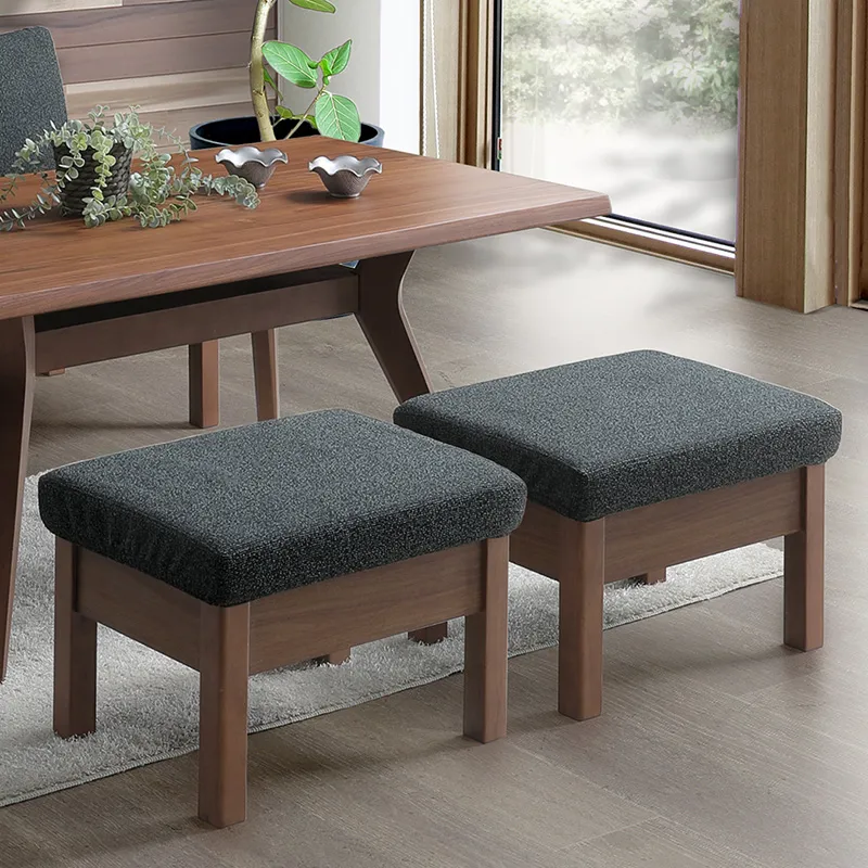 リビングでもダイニングでも活躍するカフェスタイルのコンパクトダイニングテーブル「FAM(ファム)」の座り心地