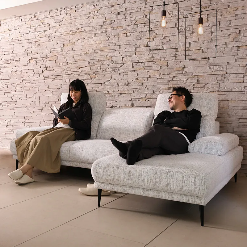 ヘッドレスト機能＆肘掛け拡張機能付きモダンソファー「FLOW（フロウ）」の奥行